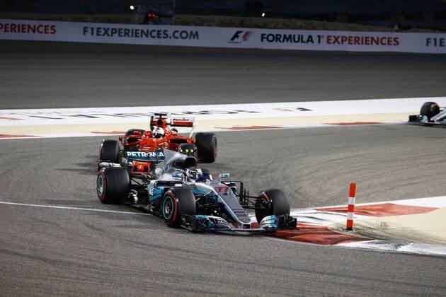 Motorsports: FIA Formula One World Championship WM Weltmeisterschaft 2017, Grand Prix of Bahrain, 77 Valtteri Bottas (FIN, Mercedes AMG Petronas), 5 Sebastian Vettel (GER, Scuderia Ferrari) Sakhir Bahrain xHOCHxZWEIx