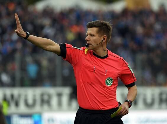 16.04.2017, xtvx, Fussball 1.Bundesliga, SV Darmstadt 98 - FC Schalke 04, emspor, emonline, v.l. Schiedsrichter Patrick Ittrich (Hamburg) Darmstadt