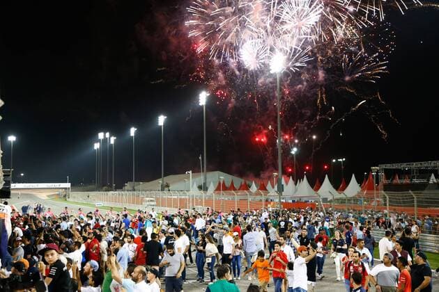 Motorsports: FIA Formula One World Championship WM Weltmeisterschaft 2017, Grand Prix of Bahrain, Fireworks over track Sakhir Bahrain xHOCHxZWEIx
