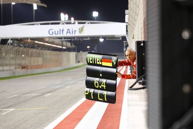 Motorsports: FIA Formula One World Championship WM Weltmeisterschaft 2017, Grand Prix of Bahrain, Sign 5 Sebastian Vettel (GER, Scuderia Ferrari) Sakhir Bahrain xHOCHxZWEIx