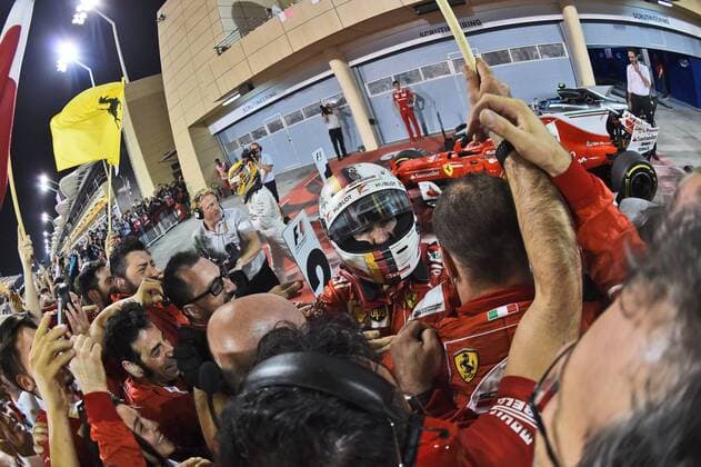 Sebastian Vettel (Scuderia Ferrari) feiert seinen Sieg mit seinem Team, Grosser Preis von Bahrain 2017, Rennen, Motorsport, Formel 1, 16.04.2017, Sakhir Copyright: xAndre Eibner-Pressefotox EP_JAE