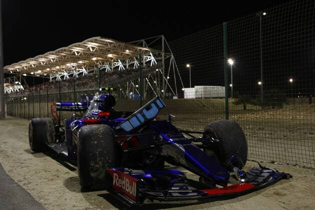 Bahrain Grand Prix, Sakhir 13 - 16 April 2017 16.04.2017 - Race, Crash, Carlos Sainz Jr (ESP) Scuderia Toro Rosso STR12 
