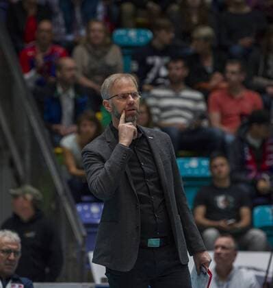 Deutschland - Frankfurt - Höchst - 16.04.2017 Volleyball - Hessen - 1. Bundesliga Männer Saison 2016 2017 - Halbfinale United Volleys Rheinmain (blau-rot) - Berlin Recycling Volleys (schwarz) v.l. Trainer Michael Warm (RheinMain) United Volleys Rheinmain - Berlin Recycling Volleys