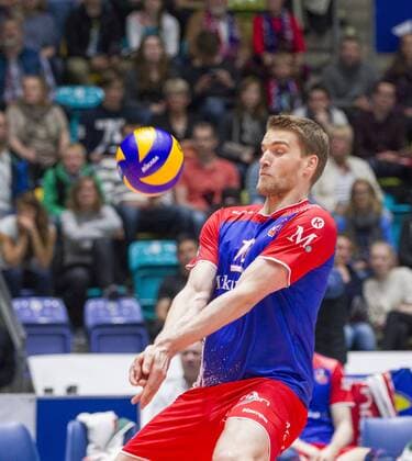 Deutschland - Frankfurt - Höchst - 16.04.2017 Volleyball - Hessen - 1. Bundesliga Männer Saison 2016 2017 - Halbfinale United Volleys Rheinmain (blau-rot) - Berlin Recycling Volleys (schwarz) v.l. Christian Dünnes (RheinMain 16) United Volleys Rheinmain - Berlin Recycling Volleys
