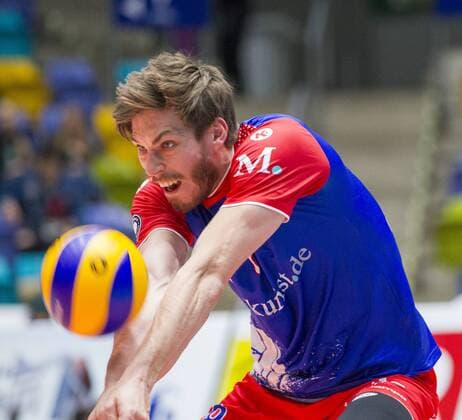 Deutschland - Frankfurt - Höchst - 16.04.2017 Volleyball - Hessen - 1. Bundesliga Männer Saison 2016 2017 - Halbfinale United Volleys Rheinmain (blau-rot) - Berlin Recycling Volleys (schwarz) v.l. Jan Klobucar (RheinMain 8) United Volleys Rheinmain - Berlin Recycling Volleys