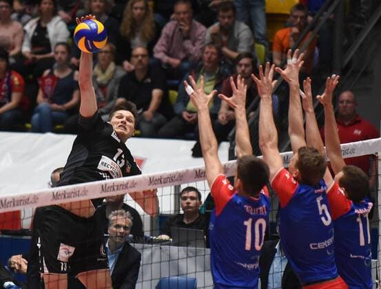 16.04.2017, xhbx, Volleyball Herren Playoffs, United Volleys - Berlin Recycling Volleys, emspor, v.l. Ruben Schott (Berlin Recycling Volleys), Moritz Reichert (United Volleys), Lukas Bauer (United Volleys), Tobias Krick (United Volleys) Frankfurt am Main