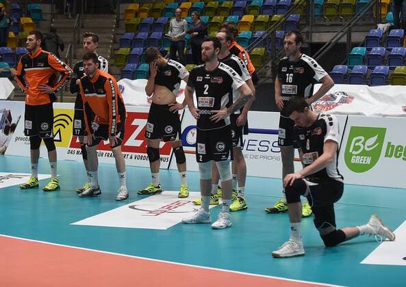 16.04.2017, xhbx, Volleyball Herren Playoffs, United Volleys - Berlin Recycling Volleys, emspor, v.l. Spieler, Mannschaft von Berlin Recycling Volleys enttaeuscht, enttaeuscht schauend, dissapointed nach Spielende Frankfurt am Main