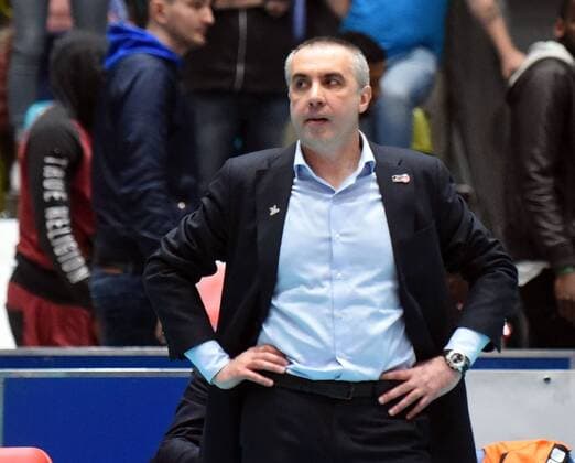 16.04.2017, xhbx, Volleyball Herren Playoffs, United Volleys - Berlin Recycling Volleys, emspor, v.l. Trainer Roberto Serniotto (Berlin Recycling Volleys) enttaeuscht, enttaeuscht schauend, dissapointed Frankfurt am Main