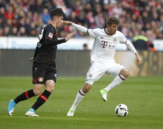 Leverkusen, Bayarena, 15.04.17: Thomas Müller (FC Bayern München) (R) gegen Kai Havertz (Bayer 04 Leverkusen) im Spiel der 1. Bundesliga zwischen Bayer 04 Leverkusen vs. FC Bayern München in der Saison 2016 2017.