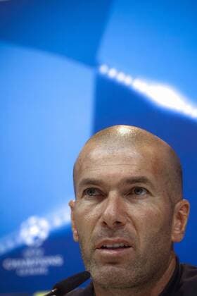 Real Madrid s head coach Zinedine Zidane during a press conference PK Pressekonferenz held at the end of a team s training session at Valdebebas Sports City in Madrid, Spain, 17 April 2017. Real Madrid will face Bayern Munich in a Champions League quarter finals second leg soccer match on 18 April. PRESS CONFERENCE !ACHTUNG: NUR REDAKTIONELLE NUTZUNG!  Copyright: xEmilioxNaranjox GRA033 20170417-636280347091441405