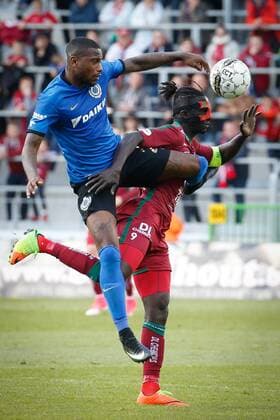 Club s Stefano Denswil and Essevee s Mbaye Leye fight for the ball during the Jupiler Pro League match between SV Zulte Waregem and Club Brugge KV, in Waregem, Monday 17 April 2017, on day 3 (out of 10) of the Play-off 1 of the Belgian soccer championship. BRUNOxFAHY  x05082761x