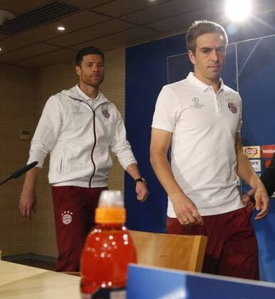 Bayern Munich s Spanish midfielder Xabi Alonso (L) and defender Philipp Lahm (R) during a press conference PK Pressekonferenz held at Santiago Bernabeu stadium in Madrid, Spain, 17 April 2017. Real Madrid will face Bayern Munich in a Champions League quarter finals second leg soccer match on 18 April. BAYERN MUNICH S PRESS CONFERENCE !ACHTUNG: NUR REDAKTIONELLE NUTZUNG!  Copyright: xKikoxHuescax 20170417-636280527378382884