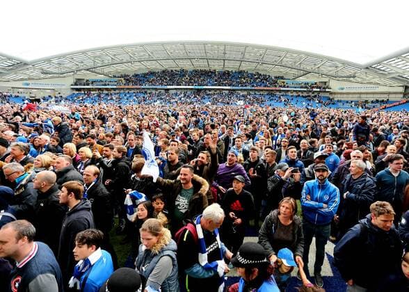 Bilder des Tages - SPORT April 17th 2017, Brighton, Sussex, England; Skybet Championship football, Brighton and Hove Albion versus Wigan Athletic; Fans invade the pitch at full time and celebrate with the Brighton team xMarkxKertonx  ActionPlus11869362