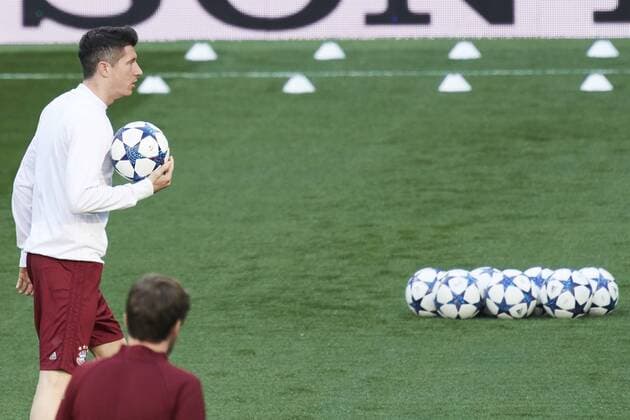 April 17, 2017 - Madrid, Madrid, Spain - Robert Lewandowski (forward; Bayern Munchen) during the training of the team held at Santiago Bernabeu stadium in Madrid, Spain, 17 April 2017. Real Madrid will face Bayern Munich in a Champions League quarter finals second leg soccer match on 18 April. Bayern Munchen training session Madrid  - ZUMAg15_ 20170417_zaf_g15_049 Copyright: xJackxAbuinx
