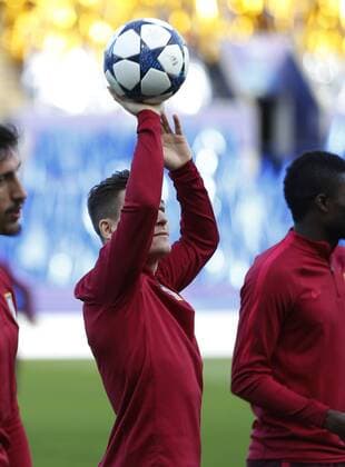 Fußball, CL, Atletico Madrid Training Entrenamiento del Atletico en el estadio Power King Stadium un dia antes del partido de la Liga de Campeones contra el Leicester. En la imagen, Kevin Gameiro. Atletico practice session at King Power Stadium the day before the Champions League match against Leicester. In this picture, Kevin Gameiro. xÃngelxRiverox 