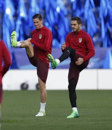 Fußball, CL, Atletico Madrid Training Entrenamiento del Atletico en el estadio Power King Stadium un dia antes del partido de la Liga de Campeones contra el Leicester. En la imagen, Fernando Torres y Koke. Atletico practice session at King Power Stadium the day before the Champions League match against Leicester. In this picture, Fernando Torres and Koke. xANGELxRIVEROx 