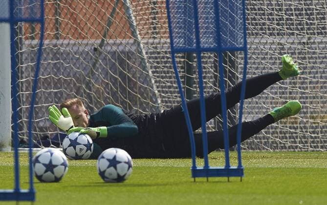 Bilder des Tages - SPORT FC Barcelona Barca s German goalkeeper Marc Andre ter Stegen takes part in a training session at the team s Joan Gamper sports facilities in Barcelona, northeastern Spain, 18 April 2017. FC Barcelona will face Juventus in a UEFA Champions League quarter final second leg match on 19 April 2017 at the Nou Camp stadium. Training session of FC Barcelona !ACHTUNG: NUR REDAKTIONELLE NUTZUNG!  Copyright: xALEJANDROxGARCÍAx B15 20170418-636281203501120543