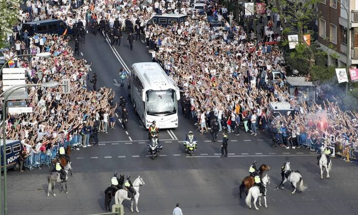 Real Madrid s supporters cheer up at the arrival of the team bus close to Santiago Bernabeu s stadium in Madrid, Spain on 18 April 2017 before the Champions League quarter finals second leg soccer match between Real Madrid and Bayern Munich. REAL MADRID VS BAYERN MUNICH !ACHTUNG: NUR REDAKTIONELLE NUTZUNG!  Copyright: xJuanJoxMartinx 20170418-636281418408961595