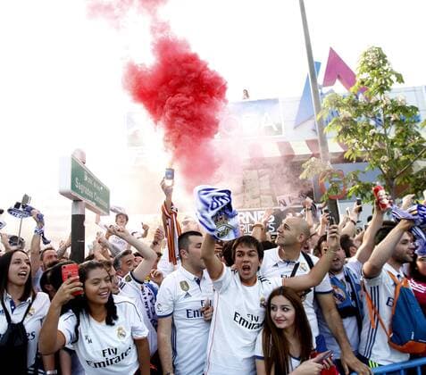 Real Madrid s supporters cheer up at the arrival of the team bus close to Santiago Bernabeu s stadium in Madrid, Spain on 18 April 2017 before the Champions League quarter finals second leg soccer match between Real Madrid and Bayern Munich. REAL MADRID VS BAYERN MUNICH !ACHTUNG: NUR REDAKTIONELLE NUTZUNG!  Copyright: xJAVIERxLOPEZx 20170418-636281418424717393