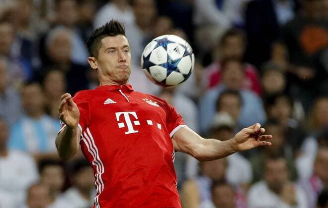Bayern Munich s Polish striker Robert Lewandowski in action during the UEFA Champions League quarter-final second leg match between Real Madrid and Bayern Munich at the Santiago Bernabeu stadium in Madrid, Spain, 18 April 2017. REAL MADRID VS. BAYERN MUNICH !ACHTUNG: NUR REDAKTIONELLE NUTZUNG!  Copyright: xJuanJoxMartínx MAD001 20170418-636281466897249502