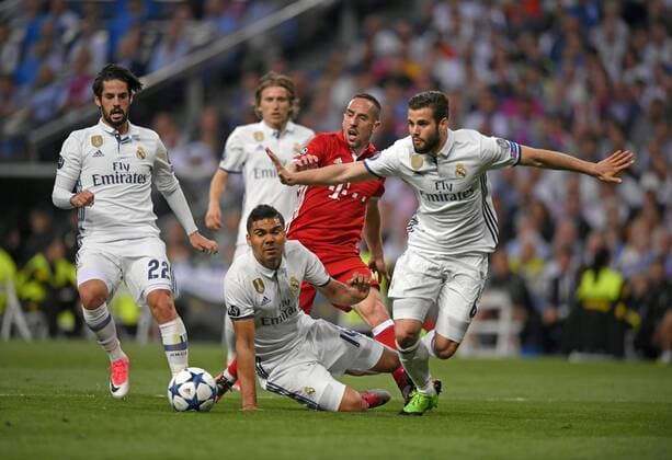 18.04.2017, Fussball Champions-League 2016 2017, Viertelfinale Rückspiel, Real Madrid - FC Bayern München, im Estadio Bernabeu in Madrid, v.li: Isco (Real Madrid), Casemiro (Real Madrid), Franck Ribery (FC Bayern München), Luka Modric (Real Madrid), Nacho Fernandez (Real Madrid). 