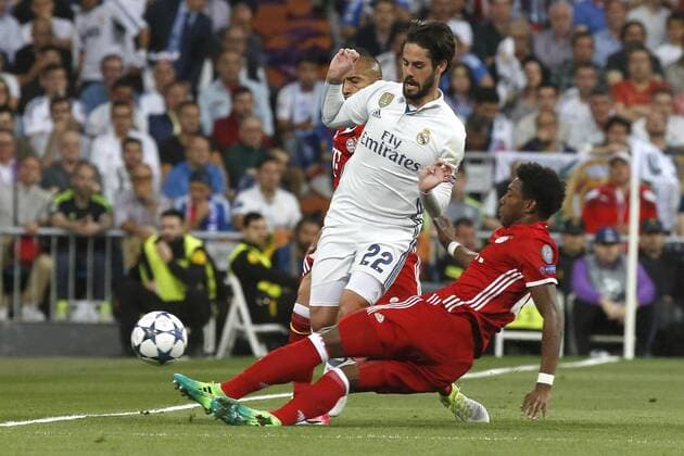 Real Madrid s midfielder Francisco Alarcon Isco (L) vies for the bal with Bayer Munich s Austrian David Alba during the UEFA Champions League quarter-final second leg match between Real Madrid and Bayern Munich at the Santiago Bernabeu stadium in Madrid, Spain, 18 April 2017. REAL MADRID VS. BAYERN MUNICH !ACHTUNG: NUR REDAKTIONELLE NUTZUNG!  Copyright: xKikoxHuescax MAD001 20170418-636281474231164426