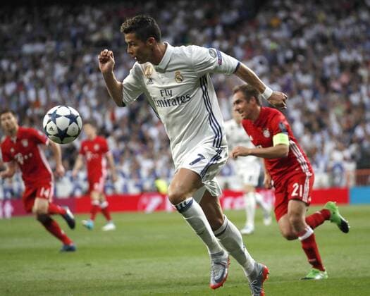 Real Madrid s Portuguese striker Cristiano Ronalso (L) escapes from Bayern Munich s defender Philipp Lahm during the UEFA Champions League quarter-final second leg match between Real Madrid and Bayern Munich at the Santiago Bernabeu stadium in Madrid, Spain, 18 April 2017. REAL MADRID VS. BAYERN MUNICH !ACHTUNG: NUR REDAKTIONELLE NUTZUNG!  Copyright: xZipix MAD001 20170418-636281475510142495