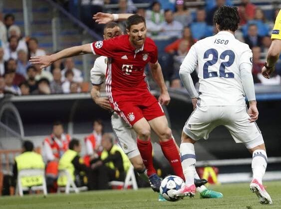 Real Madrid s midfielder Isco Alarcon (R) vies for the ball with Bayern Munich s Spanish midfielder Xabi Alonso during the UEFA Champions League quarter-final second leg match between Real Madrid and Bayern Munich at the Santiago Bernabeu stadium in Madrid, Spain, 18 April 2017. REAL MADRID VS. BAYERN MUNICH !ACHTUNG: NUR REDAKTIONELLE NUTZUNG!  Copyright: xZipix MAD001 20170418-636281477484933836