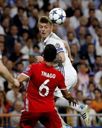 Bilder des Tages - SPORT Real Madrid s German midfielder Toni Kroos (R) vies for the bal with Bayern Munich s Spanish midfielder Thiago Alcantara (L) during the UEFA Champions League quarter-final second leg match between Real Madrid and Bayern Munich at the Santiago Bernabeu stadium in Madrid, Spain, 18 April 2017. REAL MADRID VS. BAYERN MUNICH !ACHTUNG: NUR REDAKTIONELLE NUTZUNG!  Copyright: xJuanJoxMartínx MAD001 20170418-636281490329188917