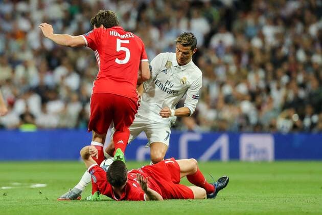 Madrid, Spain 18.04.2017, UEFA Champions League - 2016 17 Season, Quarter Final: Second leg, Real Madrid - FC Bayern Muenchen, Mats Hummels (FCB), Xabi Alonso (FCB) und Cristiano Ronaldo (Real Madrid) im Zweikampf ( DeFodi048