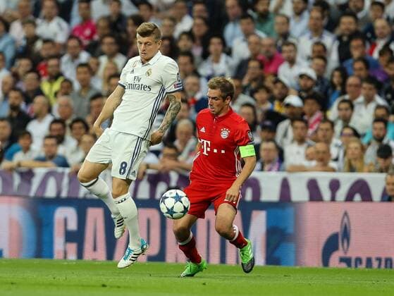 Madrid, Spain 18.04.2017, UEFA Champions League - 2016 17 Season, Quarter Final: Second leg, Real Madrid - FC Bayern Muenchen, Toni Kroos (Real Madrid) und Philipp Lahm (FCB) im Zweikampf ( DeFodi048