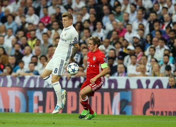 Madrid, Spain 18.04.2017, UEFA Champions League - 2016 17 Season, Quarter Final: Second leg, Real Madrid - FC Bayern Muenchen, Toni Kroos (Real Madrid) und Philipp Lahm (FCB) im Zweikampf ( DeFodi048