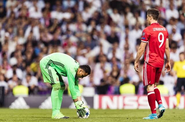 Madrid, 18.04.2017 TW Keylor Navas (Real) provoziert Robert Lewandowski (FCB) vorm Elfmeter Real Madrid - Bayern München