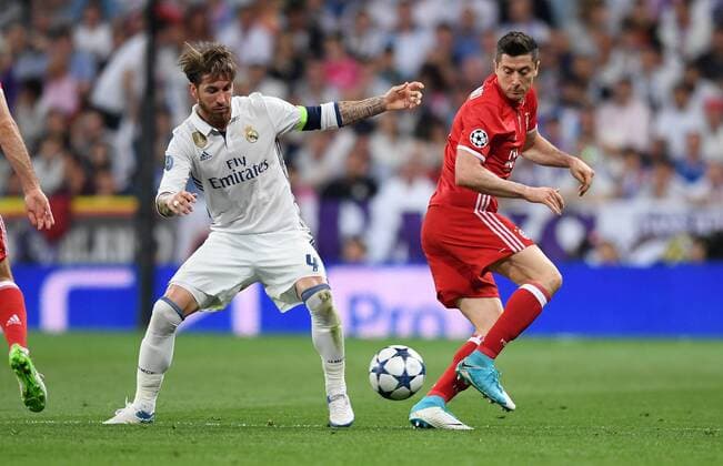 FUSSBALL CHAMPIONS LEAGUE SAISON 2016 2017 VIERTELFINALE RUECKSPIEL Real Madrid - FC Bayern Muenchen 18.04.2017 Sergio Ramos (li, Real Madrid) gegen Robert Lewandowski (re, FC Bayern Muenchen) 