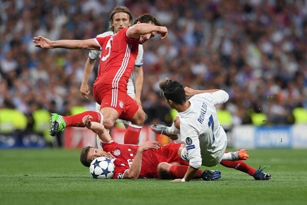 FUSSBALL CHAMPIONS LEAGUE SAISON 2016 2017 VIERTELFINALE RUECKSPIEL Real Madrid - FC Bayern Muenchen 18.04.2017 Cristiano Ronaldo (re, Real Madrid) gegen Mats Hummels (li) und Xabi Alonso (am Boden, beide FC Bayern Muenchen) 