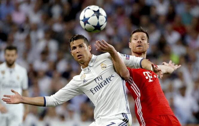 Themen der Woche - Sport Real Madrid s Portuguese striker Cristiano Ronaldo vies for the ball with Bayern Munich s Spanish midfielder Xabi Alonso during the UEFA Champions League quarter-final second leg match between Real Madrid and Bayern Munich at the Santiago Bernabeu stadium in Madrid, Spain, 18 April 2017. REAL MADRID VS. BAYERN MUNICH !ACHTUNG: NUR REDAKTIONELLE NUTZUNG!  Copyright: xJuanJoxMartinx MAD001 20170418-636281501602696383