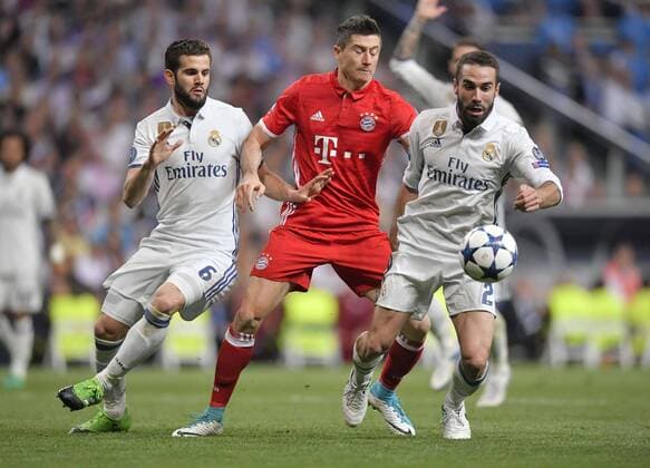 18.04.2017, Fussball Champions-League 2016 2017, Viertelfinale Rückspiel, Real Madrid - FC Bayern München, im Estadio Bernabeu in Madrid, v.li: Nacho Fernandez (Real Madrid) gegen Robert Lewandowski (FC Bayern München), Dani Carvajal (Real Madrid). 