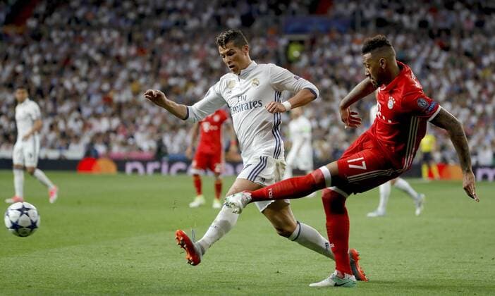 Real Madrid s Portuguese striker Cristiano Ronaldo (L) vies for the ball with Bayern Munich s defender Jerome Boateng during the UEFA Champions League quarter-final second leg match between Real Madrid and Bayern Munich at the Santiago Bernabeu stadium in Madrid, Spain, 18 April 2017. REAL MADRID VS. BAYERN MUNICH !ACHTUNG: NUR REDAKTIONELLE NUTZUNG!  Copyright: xJuanJoxMartinx MAD001 20170418-636281507731097211