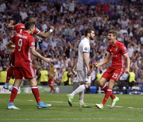 18.04.2017, Fussball Champions-League 2016 2017, Viertelfinale Rückspiel, Real Madrid - FC Bayern München, im Estadio Bernabeu in Madrid, re: Thomas Müller (FC Bayern München) jubelt über das 2:1 Eigentor von Ramos. 