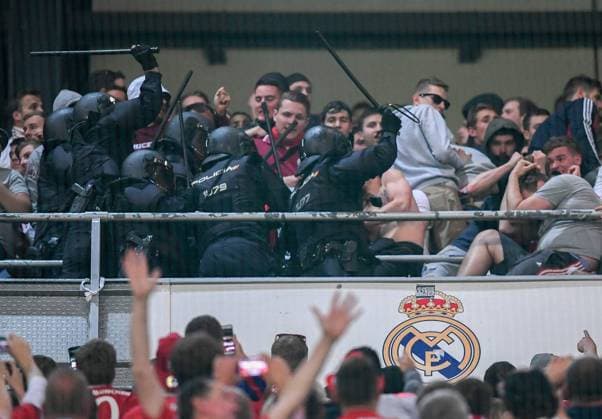 Themen der Woche - Sport Bilder des Tages - SPORT FUSSBALL CHAMPIONS LEAGUE SAISON 2016 2017 VIERTELFINALE RUECKSPIEL Real Madrid - FC Bayern Muenchen 18.04.2017 Spanische Polizisten mit Schlagstockeinsatz im Bayern Fanblock 