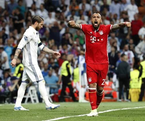 Bayern Munich s Chilean midfielder Arturo Vidal (R) jubilates an own goal by Real Madrid s defender Sergio Ramos during the UEFA Champions League quarter-final second leg match between Real Madrid and Bayern Munich at the Santiago Bernabeu stadium in Madrid, Spain, 18 April 2017. REAL MADRID VS. BAYERN MUNICH !ACHTUNG: NUR REDAKTIONELLE NUTZUNG!  Copyright: xZipix MAD001 20170418-636281513697938468