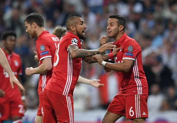 FUSSBALL CHAMPIONS LEAGUE SAISON 2016 2017 VIERTELFINALE RUECKSPIEL Real Madrid - FC Bayern Muenchen 18.04.2017 Emotional: Arturo Vidal (li) und Thiago Alcantara (re, beide FC Bayern Muenchen) 