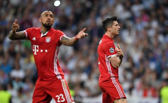 FUSSBALL CHAMPIONS LEAGUE SAISON 2016 2017 VIERTELFINALE RUECKSPIEL Real Madrid - FC Bayern Muenchen 18.04.2017 Arturo Vidal (li) und Robert Lewandowski (re, beide FC Bayern Muenchen) jubeln nach dem verwandelten Elfmeter 