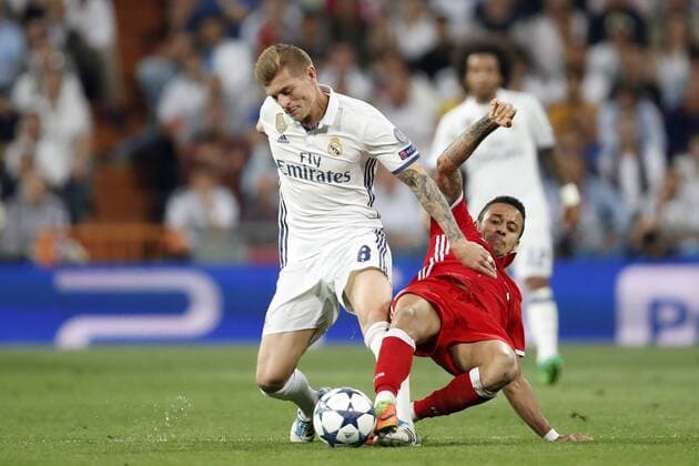 (L-R) Toni Kroos of Real Madrid, Thiago Alcantara of Bayern Munichduring the UEFA Champions League quarter final match between Real Madrid and Bayern Munich on April 18, 2017 at the Santiago Bernabeu stadium in Madrid, Spain Real Madrid v Bayern München UEFA Champions League 2016 2017 xVIxxIVx 7604045