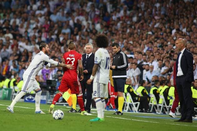 Madrid, Spain. April 18, 2017: Arturo Vidal forward from FC Bayern Munich, warned by the referee during the UEFA Champions League Quarter-finals 2nd leg agains Real Madrid CF at the Santiago Bernabeu stadium. (Photo: Ivan Abanades Medina).  xIvanxAbanadesxMedinax xRealxMadridxCFx-xFCxBayernxMunichx(UEFAxChampionsxLeague)x