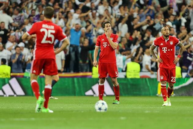 Madrid, Spain 18.04.2017, UEFA Champions League - 2016 17 Season, Quarter Final: Second leg, Real Madrid - FC Bayern Muenchen, Thomas Mueller (FCB) Mats Hummels (FCB) Arturo Erasmo Vidal (FCB) enttaeuscht, enttaeuschung nach dem 1:2 durch Cristiano Ronaldo (Real Madrid) ( DeFodi048