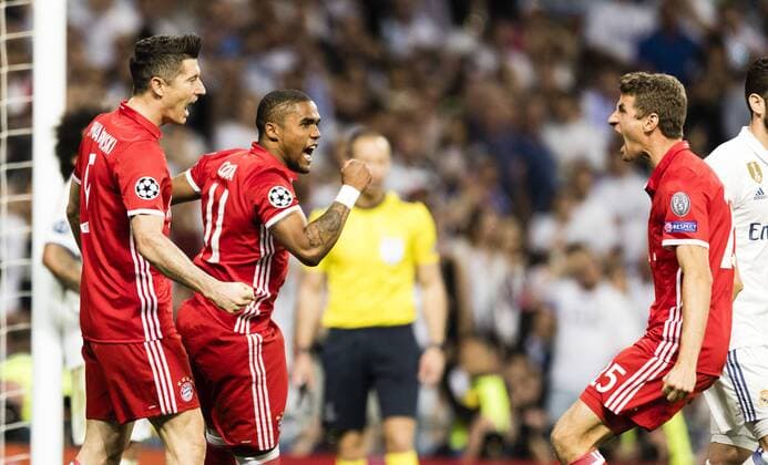 Madrid, 18.04.2017 Torjubel: Robert Lewandowski (FCB), Douglas Costa (FCB), Thomas Müller (FCB) Real Madrid - Bayern München