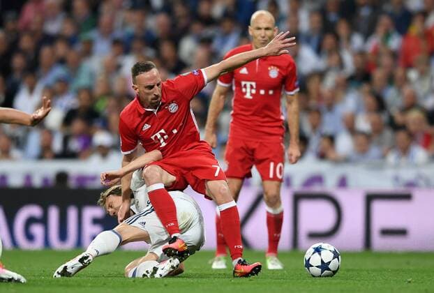 FUSSBALL CHAMPIONS LEAGUE SAISON 2016 2017 VIERTELFINALE RUECKSPIEL Real Madrid - FC Bayern Muenchen 18.04.2017 Luka Modric (li, Real Madrid) gegen Franck Ribery (re, FC Bayern Muenchen) 