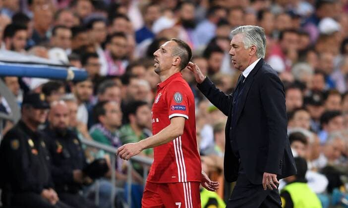 FUSSBALL CHAMPIONS LEAGUE SAISON 2016 2017 VIERTELFINALE RUECKSPIEL Real Madrid - FC Bayern Muenchen 18.04.2017 Franck Ribery (li) und Trainer Carlo Ancelotti (re, beide FC Bayern Muenchen) 