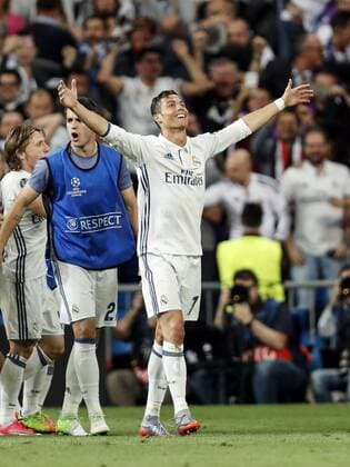 (L-R) Luka Modric of Real Madrid, Alvaro Morata of Real Madrid, Cristiano Ronaldo of Real Madridduring the UEFA Champions League quarter final match between Real Madrid and Bayern Munich on April 18, 2017 at the Santiago Bernabeu stadium in Madrid, Spain Real Madrid v Bayern München UEFA Champions League 2016 2017 xVIxxIVx 7604378